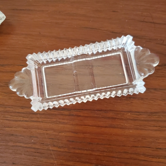 Art deco glass salt + pepper shakers w/tray - Picture 2 of 4